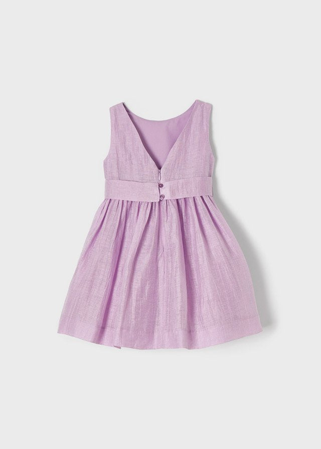 vestido color lila con cinta y flor