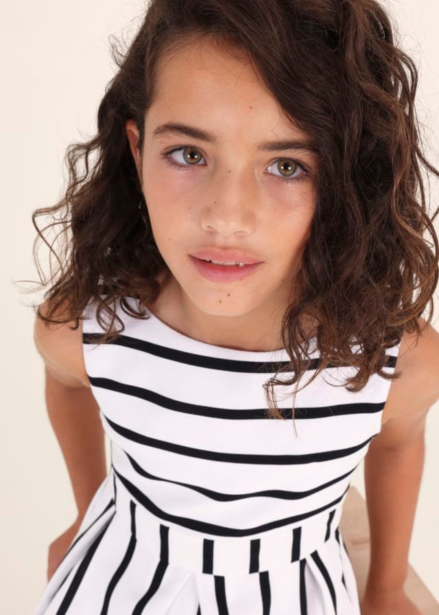 vestido con estampado de rayas para chica