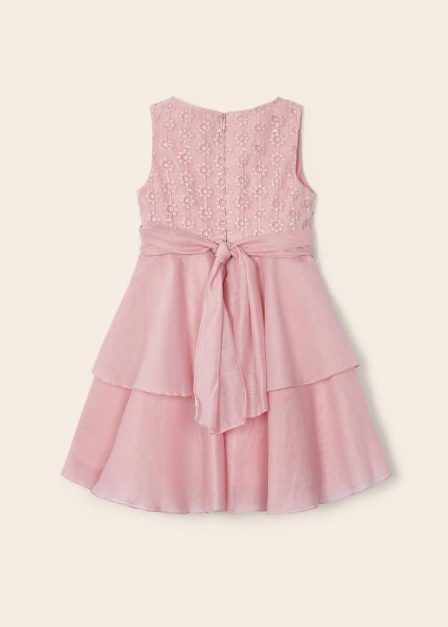 Vestido con falda de olanes y talle bordado