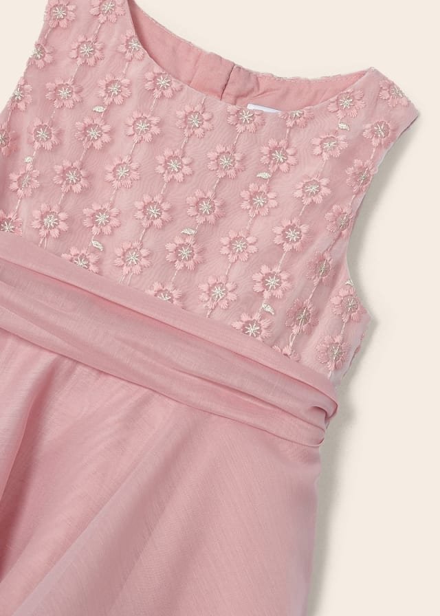 Vestido con falda de olanes y talle bordado