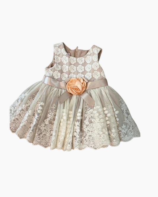vestido encaje, flor en la cintura. 24 meses