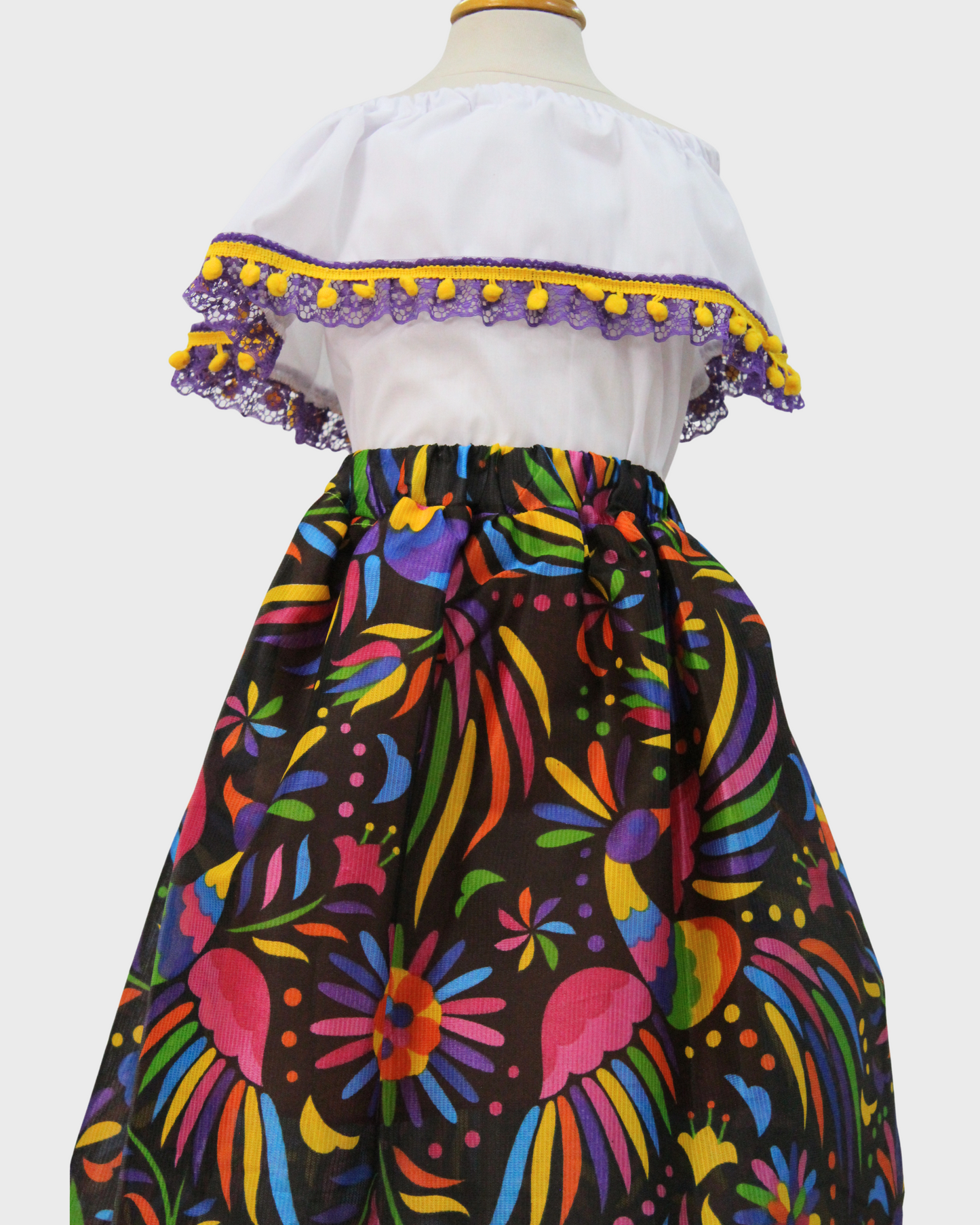 Set Patrio Falda Adelita Elementos Patrios, Blusa Campesina Blanca con Pompones y Encaje