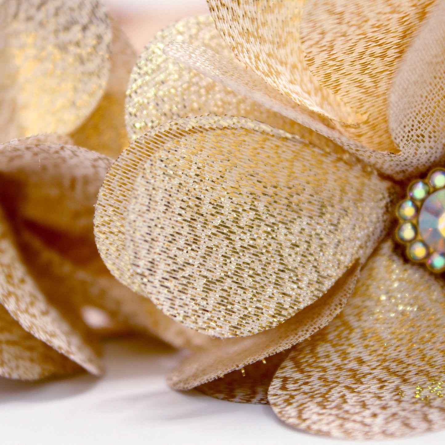 corona de flores dorada