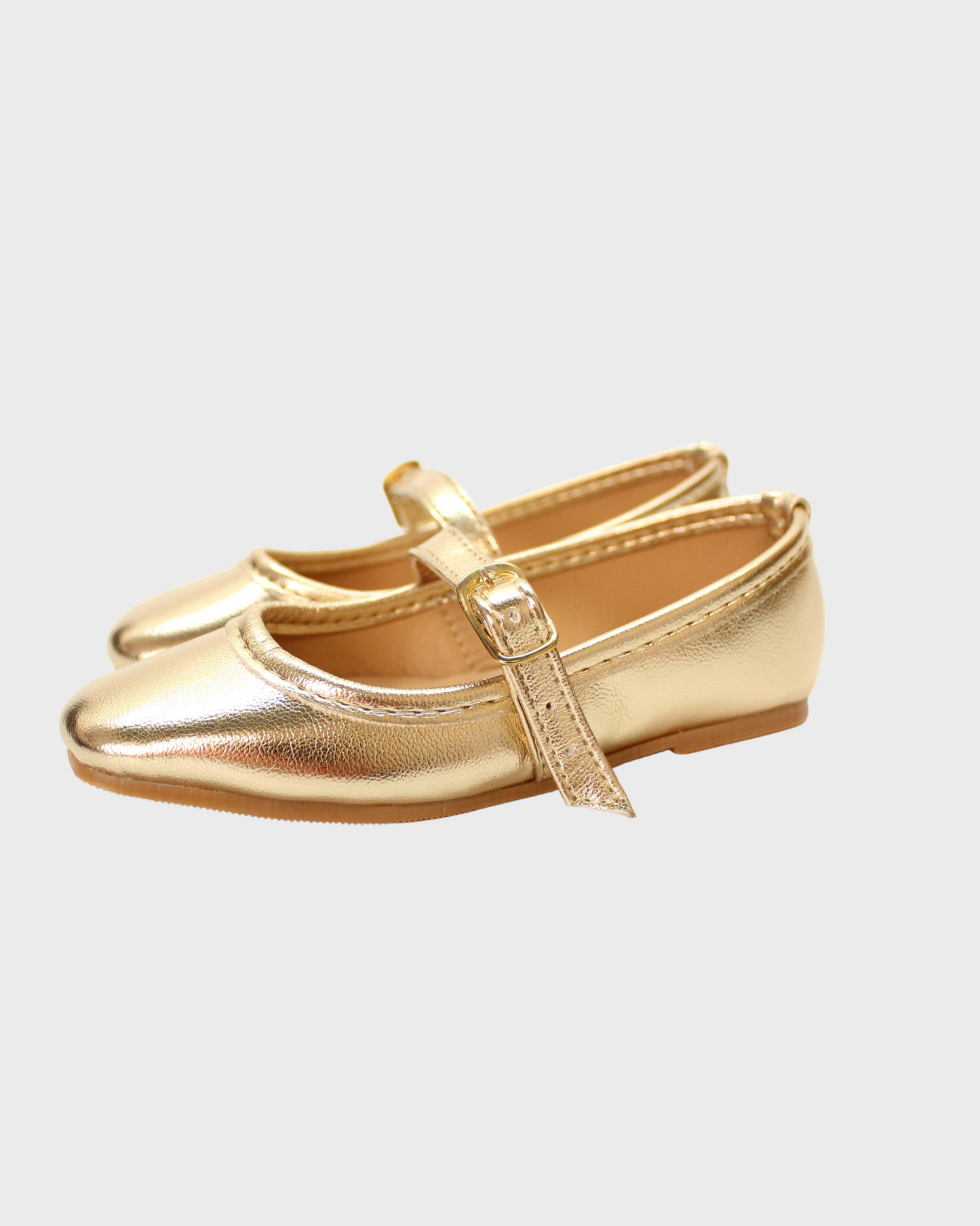 zapato oro corte flat, punta cuadrada, cierre hebilla