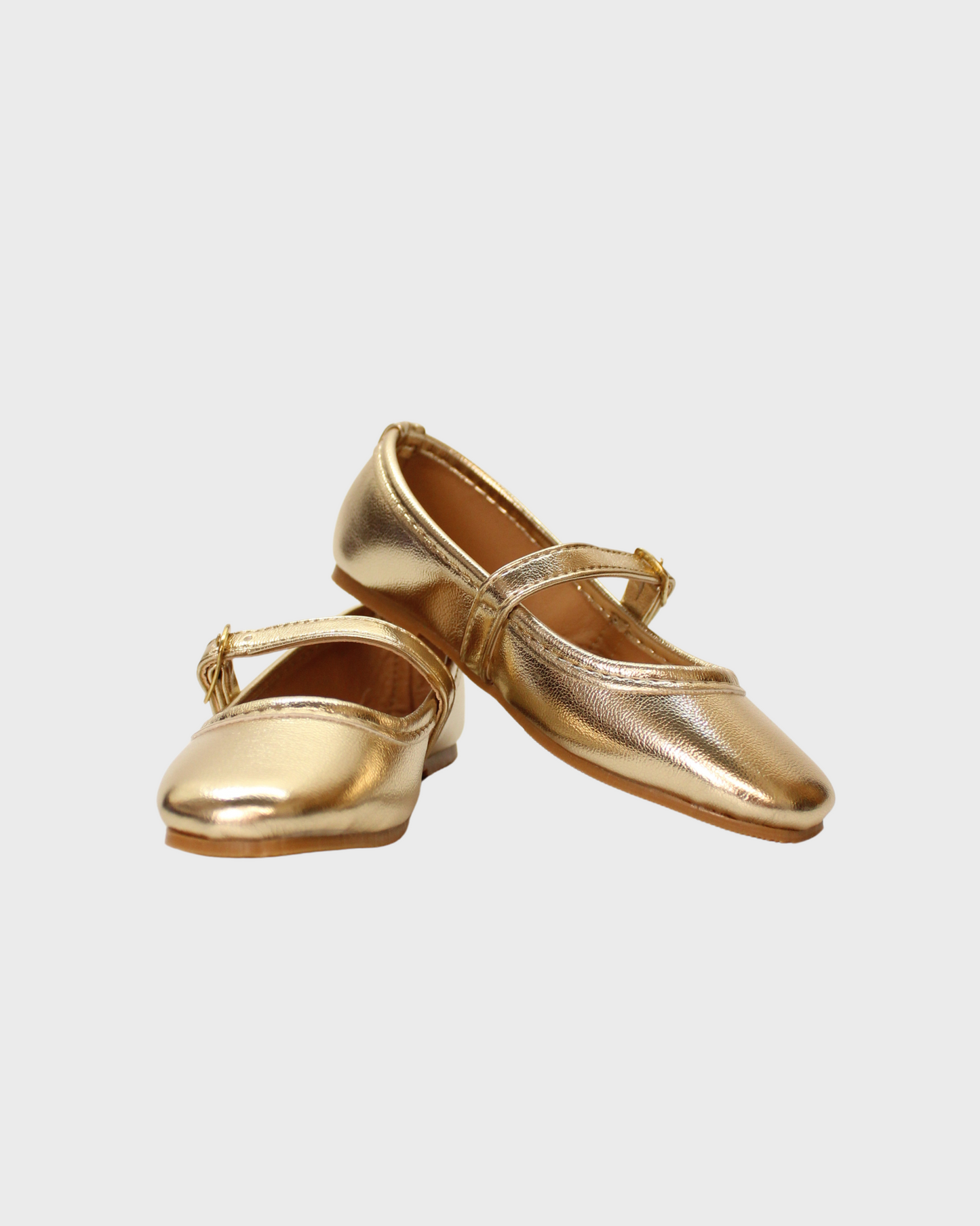 zapato oro corte flat, punta cuadrada, cierre hebilla
