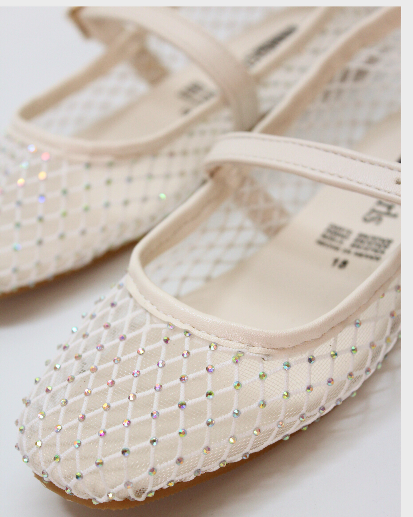 zapato latte flat incrustación piedras.