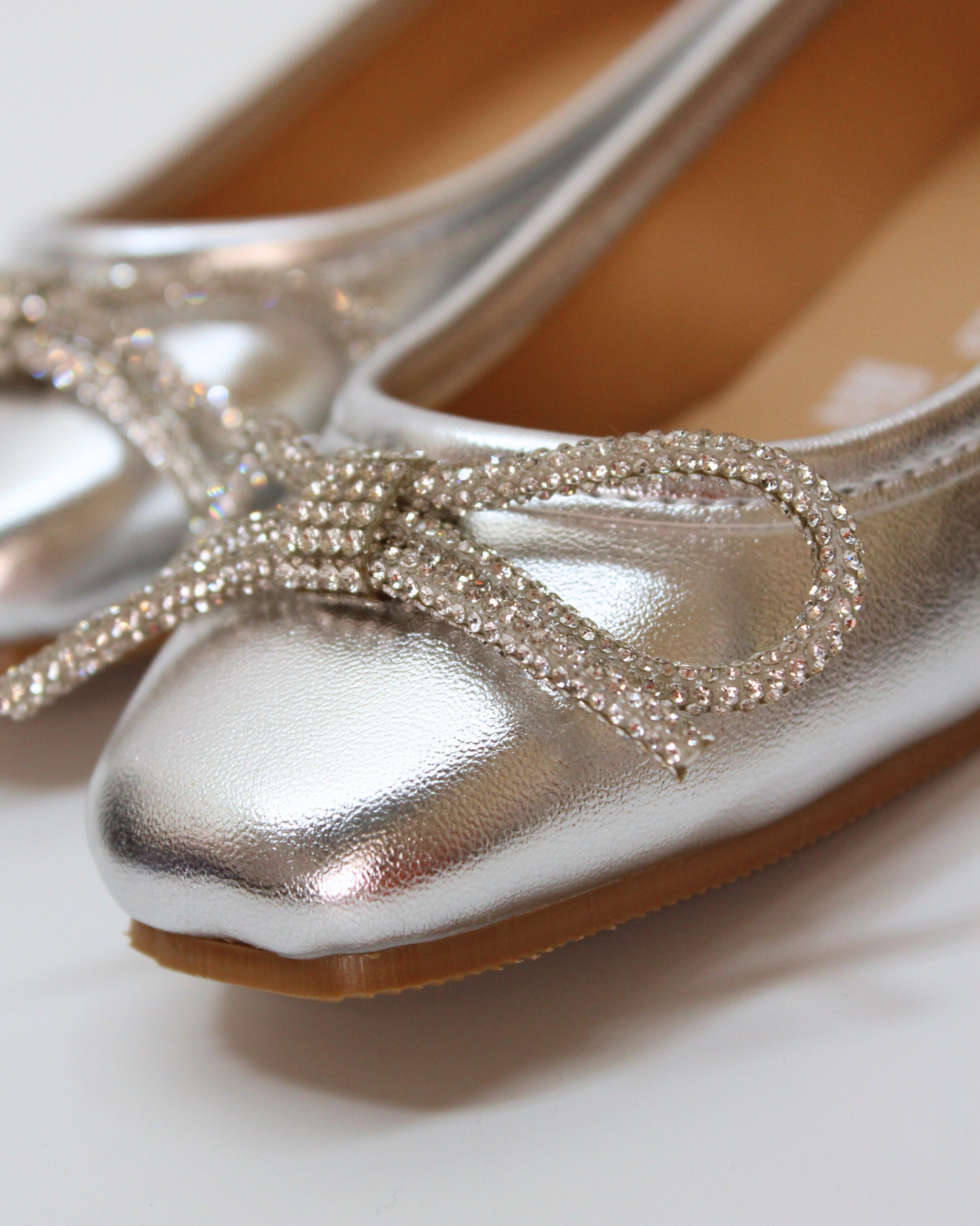 zapato flat plata con moño piedras