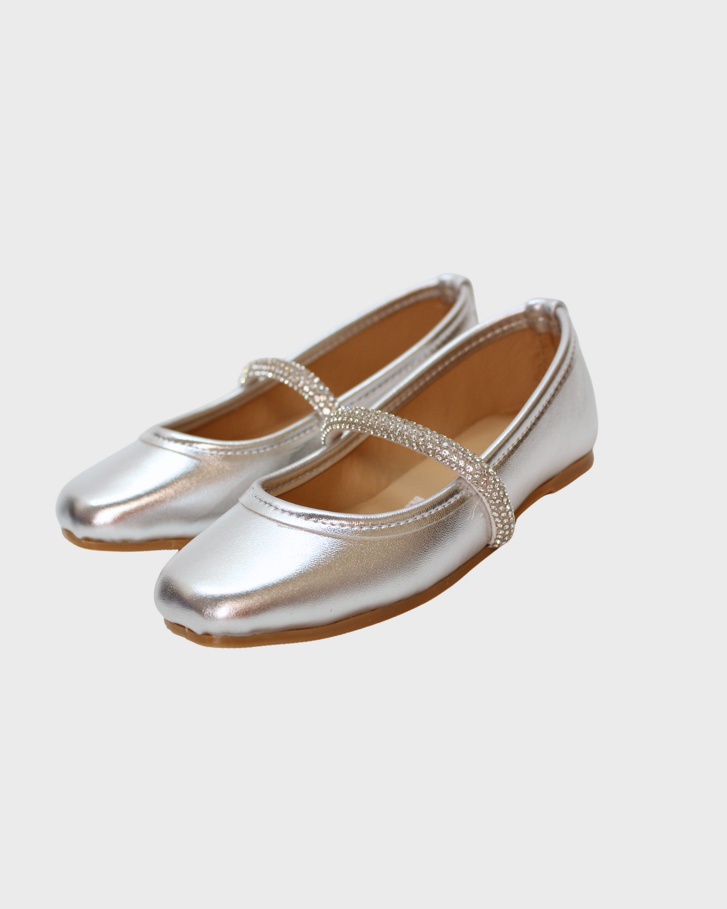 zapato flat plateado con tiras de piedreria