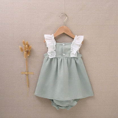 vestido de bebé niña con cubrepañal en bambula verde olivo con volantes en contraste