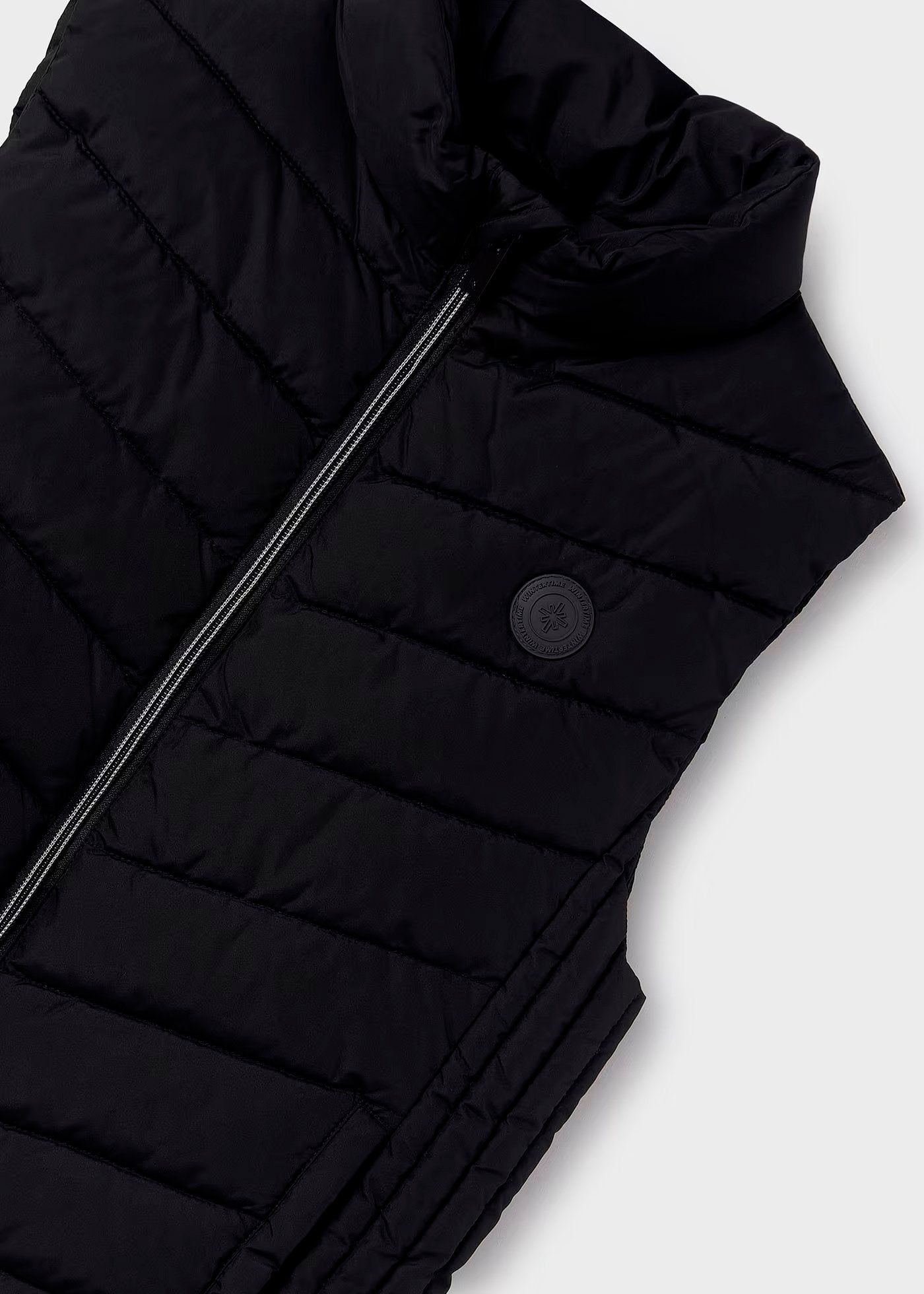 chaleco acolchado color negro, mayoral