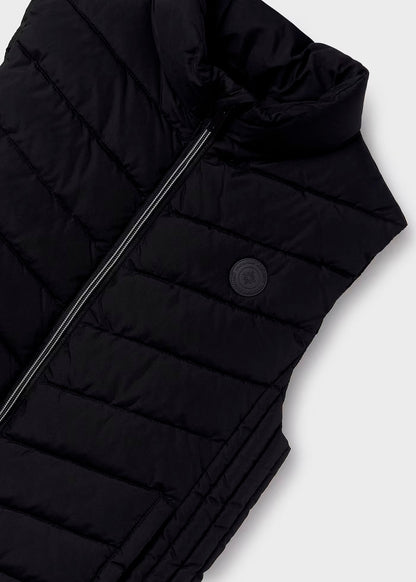 chaleco acolchado color negro, mayoral