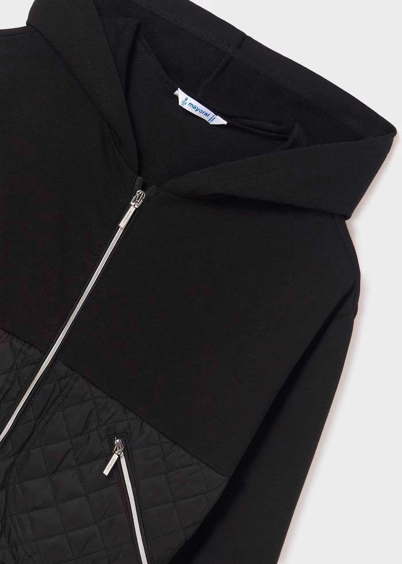 chamarra combinada color negro, capucha, mayoral