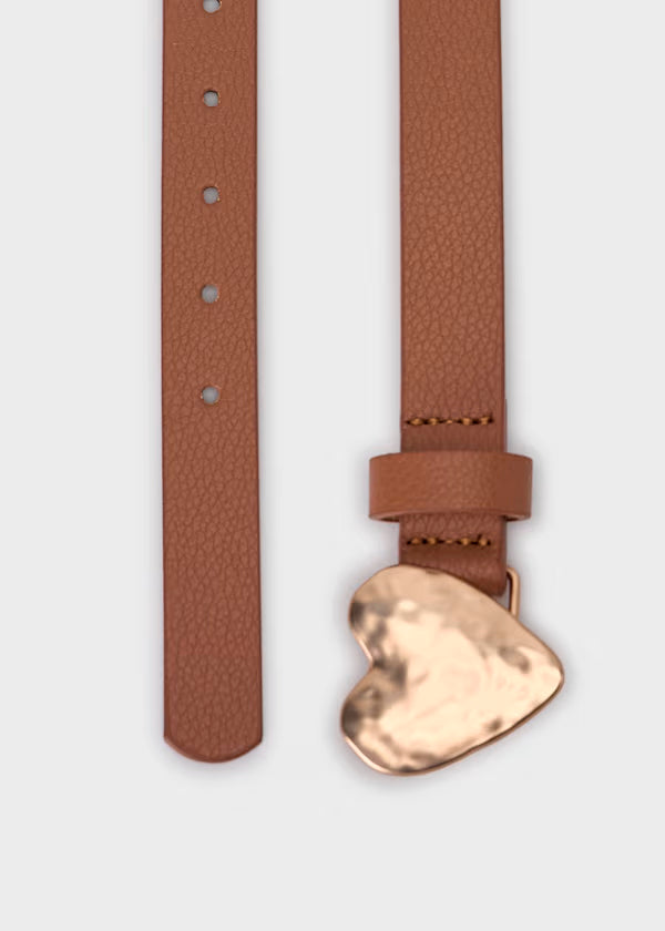 Cinturón con hebilla de corazón para niña.