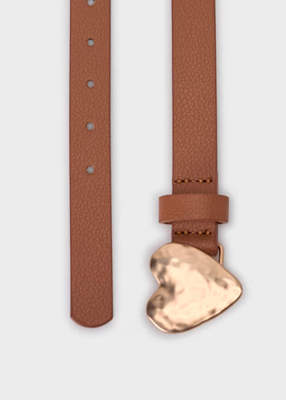 Cinturón con hebilla de corazón para niña.