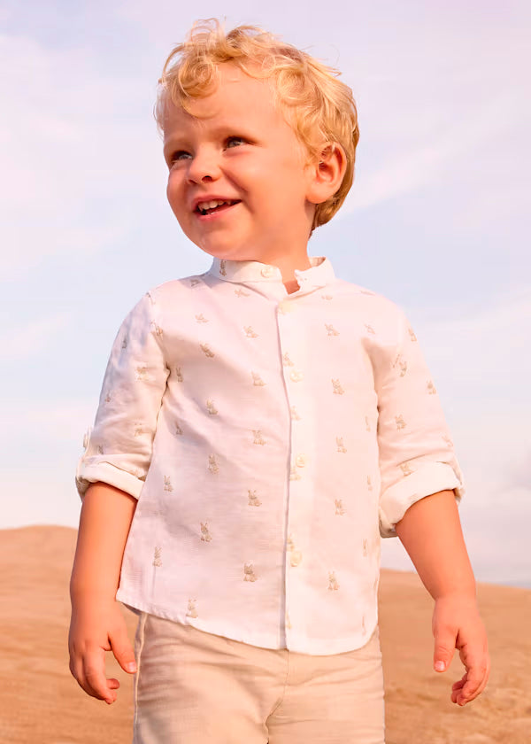 Camisa de manga larga con lino color nata y cuello mao bebé