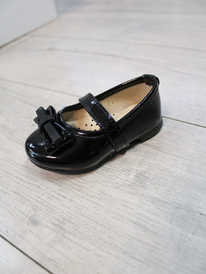 zapato de charol con moño