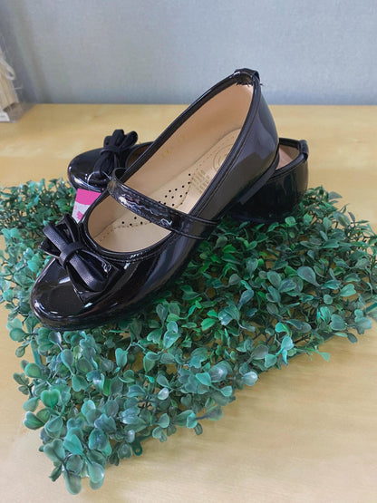 zapato de charol con moño