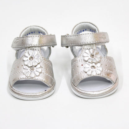huarache color plata, con dos flores. cierre velcro