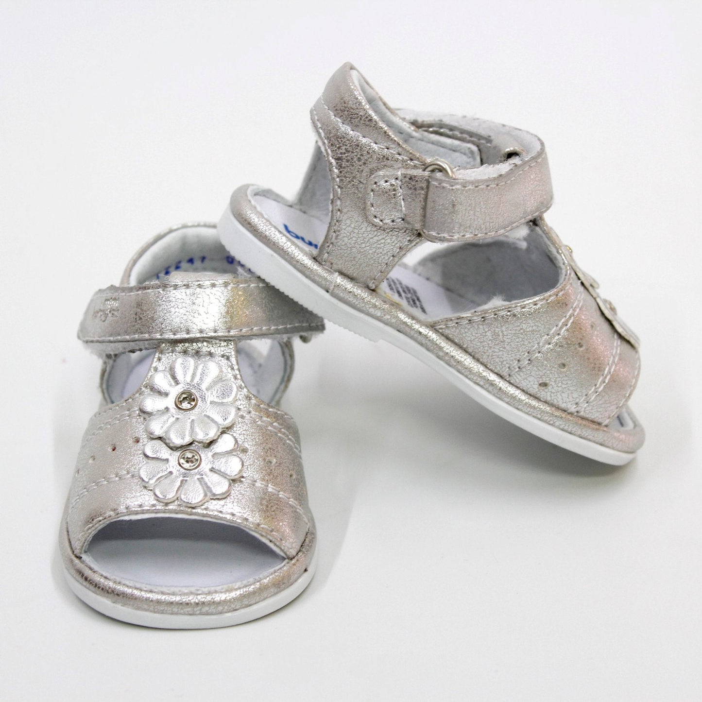 huarache color plata, con dos flores. cierre velcro