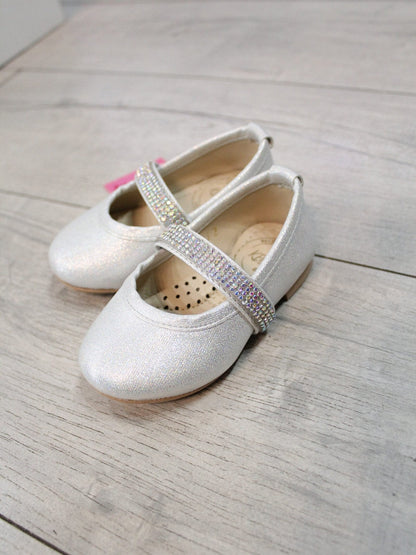 zapato color plata, con cintillo de pedrería