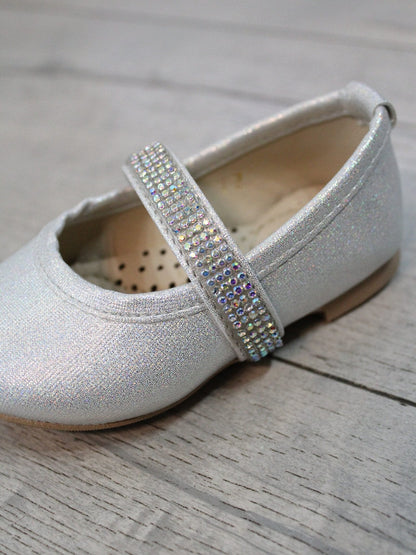zapato color plata, con cintillo de pedrería