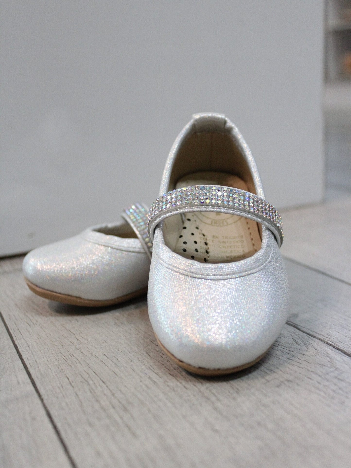 zapato color plata, con cintillo de pedrería