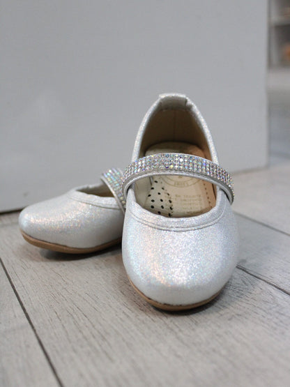 zapato color plata, con cintillo de pedrería