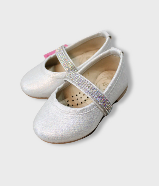 zapato color plata, con cintillo de pedrería