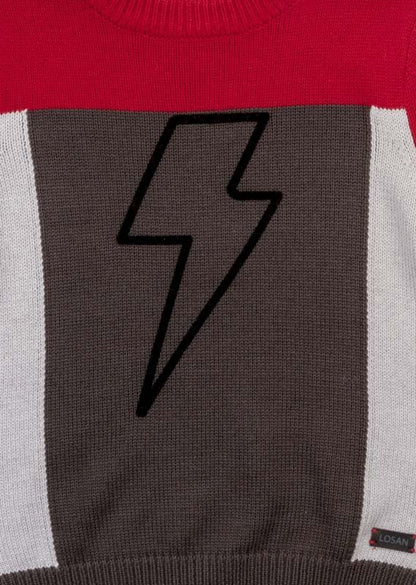 jersey con mangas rojas y parche de rayo en el pecho