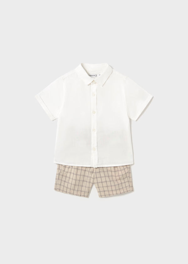 Conjunto bermuda a cuadros con camisa color crudo