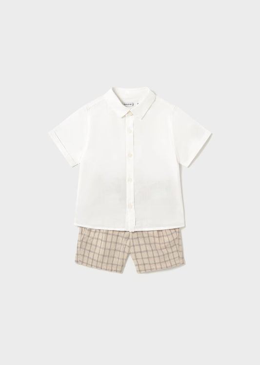 Conjunto bermuda a cuadros con camisa color crudo