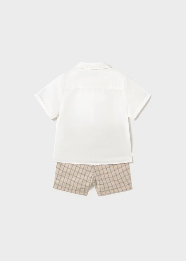 Conjunto bermuda a cuadros con camisa color crudo