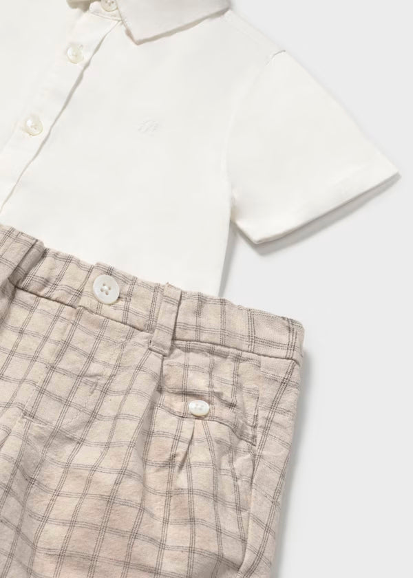 Conjunto bermuda a cuadros con camisa color crudo
