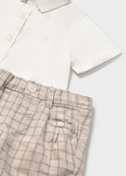 Conjunto bermuda a cuadros con camisa color crudo