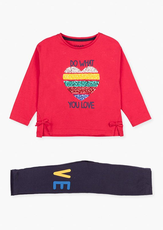 conjunto de camiseta color rojo con lazos en la cintura y leggins.