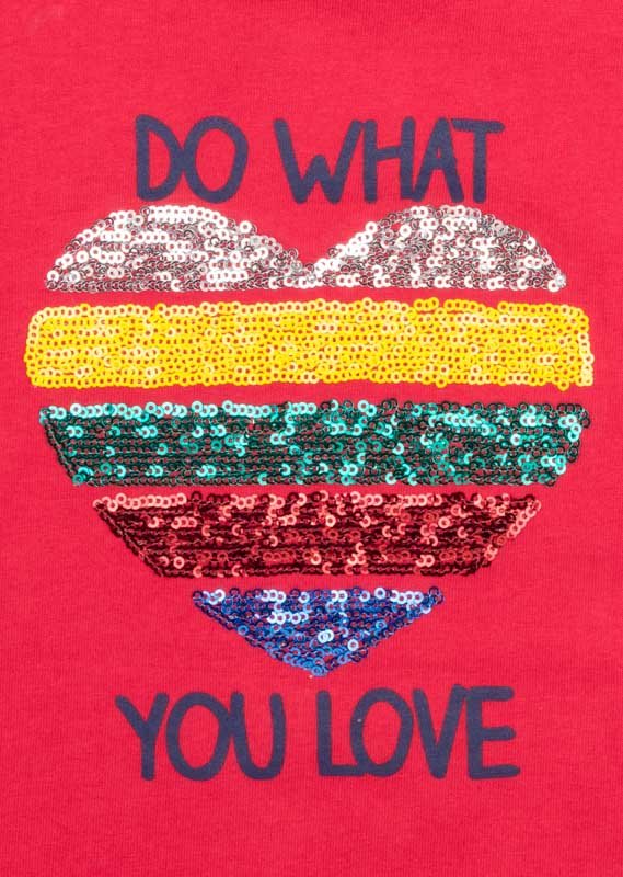 conjunto de camiseta color rojo con lazos en la cintura y leggins.