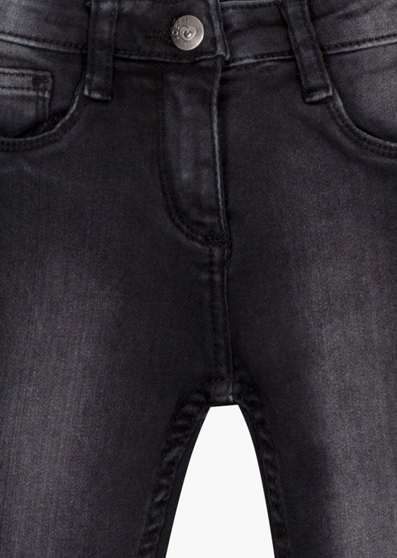 pantalón con botón metálico, denim gris