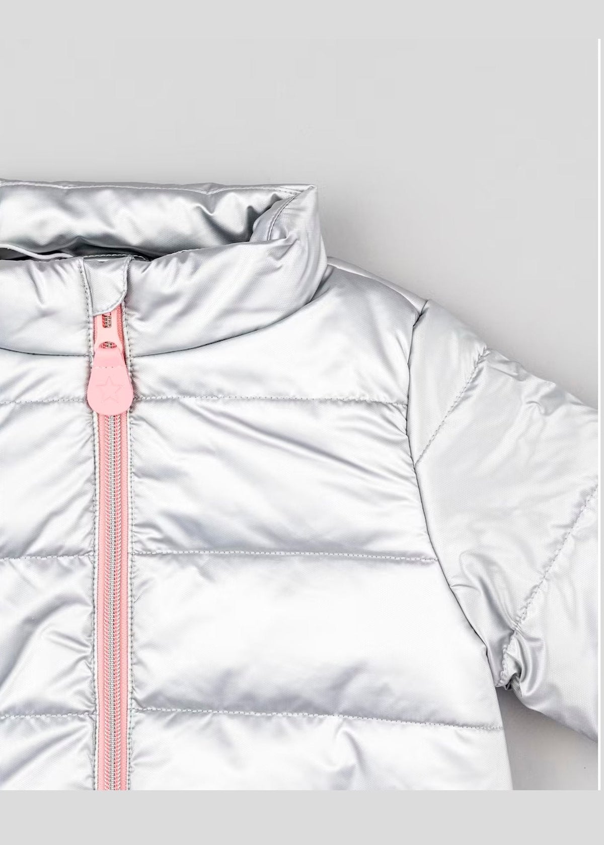chamarra acolchada color plata, zipper rosa pastel, marca losan