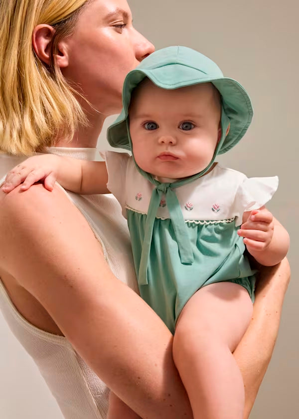Pelele florecitas con gorro verde agua recién nacida