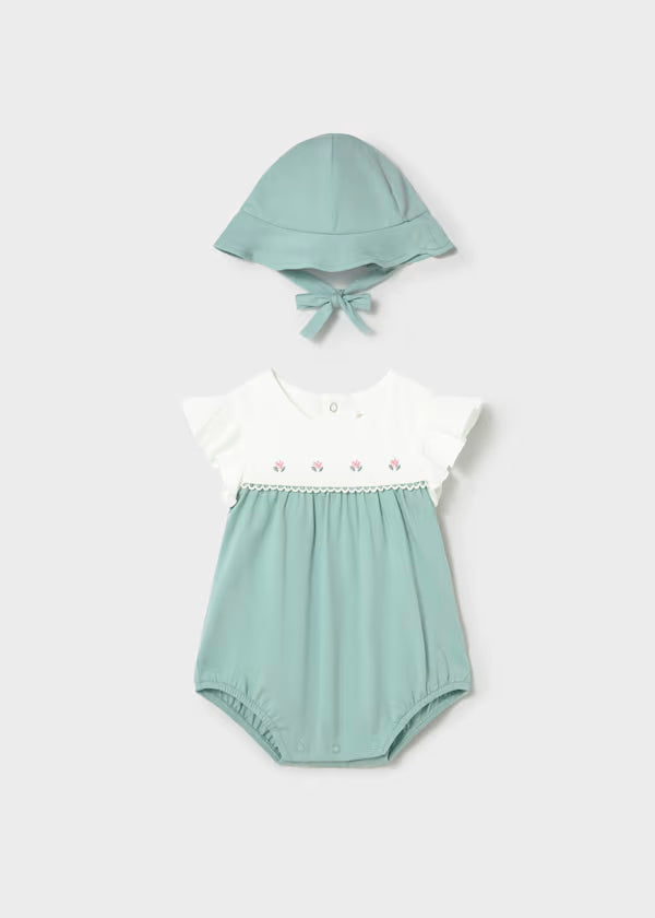 Pelele florecitas con gorro verde agua recién nacida