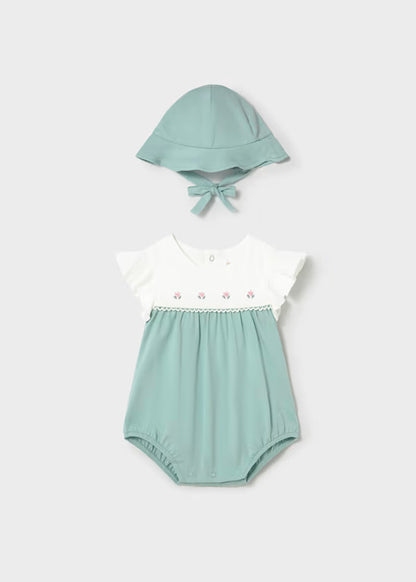 Pelele florecitas con gorro verde agua recién nacida