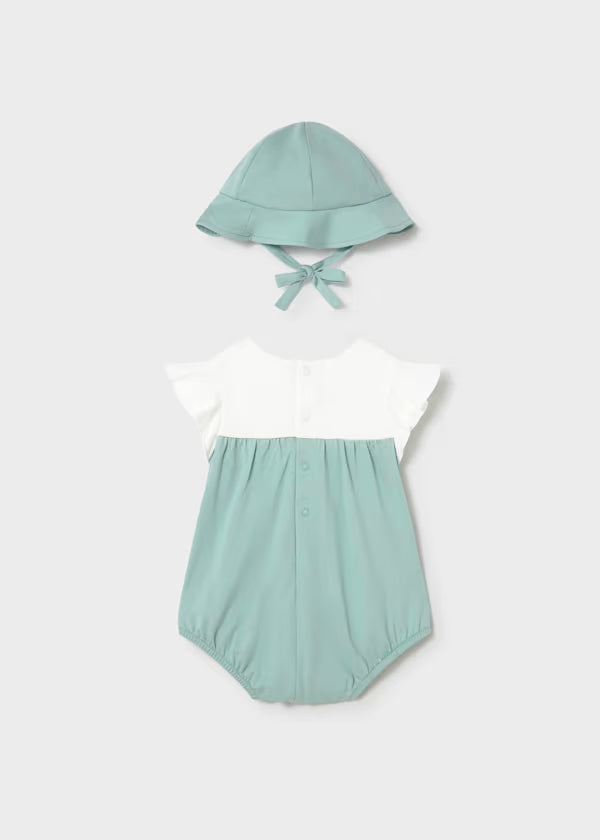 Pelele florecitas con gorro verde agua recién nacida