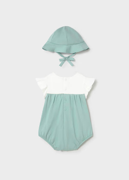 Pelele florecitas con gorro verde agua recién nacida