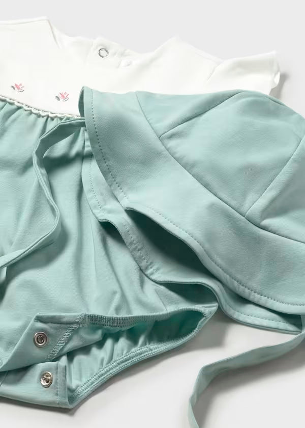 Pelele florecitas con gorro verde agua recién nacida