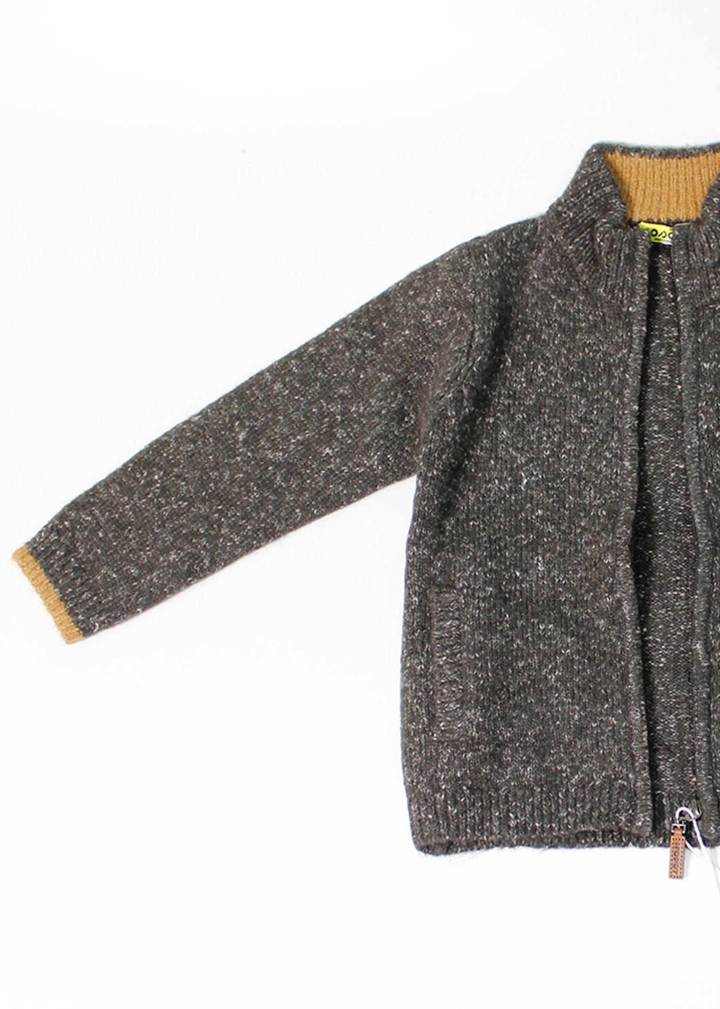 suéter gris, cuello mao, detalle mostaza en mangas