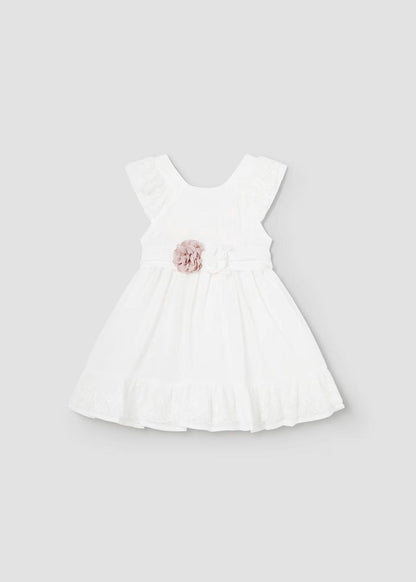 vestido ceremonia con fajin, y olan en la falda color blanco y flor rosa