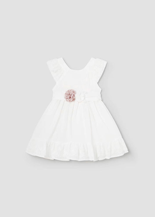 vestido ceremonia con fajin, y olan en la falda color blanco y flor rosa