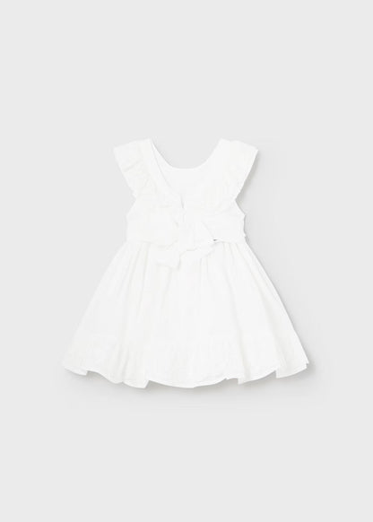 vestido ceremonia con fajin, y olan en la falda color blanco y flor rosa