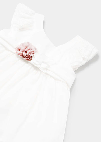 vestido ceremonia con fajin, y olan en la falda color blanco y flor rosa
