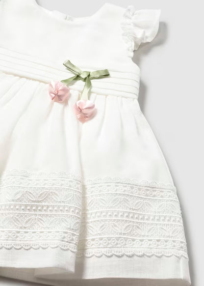 Vestido guipur color crudo, lazo flores en cintura